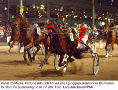 Skrällen ett faktum. Otippade röd- och vitklädda Anna-Lena och Fortune Ado vinner BreedersCrown på Färjestad.                Foto: P6R