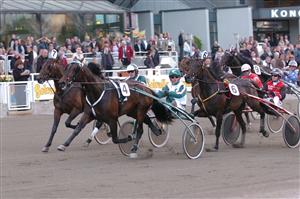 Jaded avgör V65-4 efter ett tufft lopp utvändigt om ledaren. Foto: Petri Johansson.