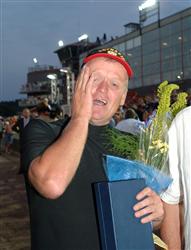 Kari Lähdekorpi hade svårt att hålla bort glädjetårarna efter Profit Ås seger i Sprintermästaren. Foto: Lars Jakobsson