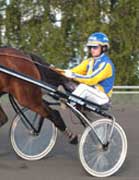 Johnny B äntrar kuskbocken bakom "Blomman" på Mariebergs travbana.Foto: Annika Lindblom
