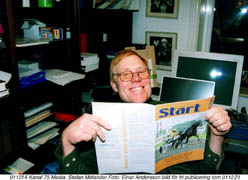 Ett program att spara. Stefan Melander läser programmet till det italienska storloppet Orsi Mangelli som han och Scarlet Knight vann i höstas efter en formidabel uppvisning.Foto:  Einar Andersson