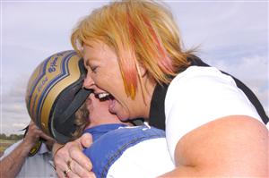 Mamma Annicka kramar Björn Goop efter Derbysegern. Foto: Lars Jakobsson