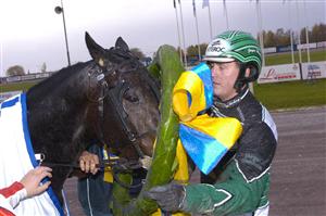 Rite On Track och Jörgen Westholm vann treåringsloppet Sikta mot stjärnorna. Foto: Mats Hansson/ALN.