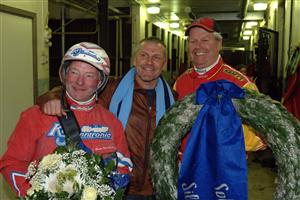 Kusken Hans-Owe Sundberg, ägaren Tommy Jacobson, och tränaren Roger Walmann sken ikapp efer Giant Diablos seger i Silverhästen. Foto: Thomas Blomqvist.