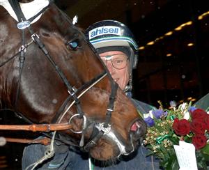 60-årige Stig H med treårige Adrian du Nord. Foto: Lars Jakobsson.