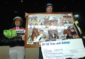 Stig H tog emot 150 000 kronor till sin stipendiefond. Foto: Lars Jakobsson.