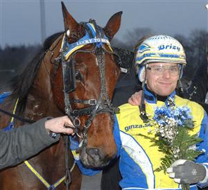 Luckytobeborn är stallets bästa chans på lördag. Här tillsammans med stallets lärling, Tom Berg, efter segern på V75 för en månad sedan. Foto: Lars Jakobsson.