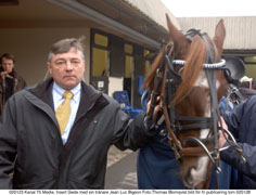 Kusken Yves Dreux, tränaren Jean-Luc Bigeon och Insert Gede efter segern i Prix de Belgique. Insert Gede är förste utmanare till Varenne i söndagens Prix d´Amerique.	Foto: Thomas Blomqvist