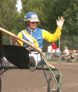 Johnny sitter upp bakom Best in Test när denne gör sin första start för stall Hultman.Foto: Annika Lindblom
