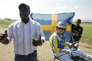 Johnny B Karlsson fick visa Sydafrikanerna hur man kör häst. Foto: Torbjörn Selander.