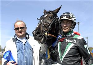 Harald Lunde tillsammans med Birminghim och segerkusken Johnny takter efter segern i Drottningens Pokal. Foto: Claes Kärrstrand.
