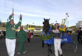 En lycklig Stefan Hultman efter fjolårets seger i Oaks och Kriteriet. Söndag 26 maj startar hans Energetic i Elitloppet.