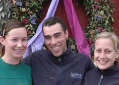 Rubriken syftar inte på, Lisa, Johan och Malin. Men väl deras passhästar. Foto: Travkompaniet