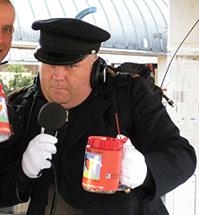 Lasse Persson som "Kapten Bössa" i insamling till Världens barn. Foto: Radio Stockholm