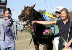 Finders Keepers flankerad av sk&ouml;taren (h&ouml;ger) och Olympiern Therese Borss&eacute;n. Foto: Hanold/Foto-Mike
