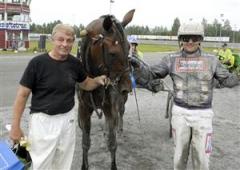 Maro Khan efter segern i V75 hemma i Skellefteå. Tränaren Christer Johansson och Ulf Ohlsson. Foto: Leif Norberg/ALN