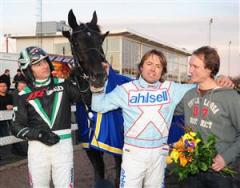 Glädjescener när Johnny Takter, Dan-Åke Olsson och skötaren Tobias Blomqvist hyllade tolvårige Skogans Joker i dennes sista start på hemmaplan. Foto: Claes Kärrstrand