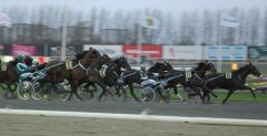 Längst ut spurtar Maharajah och passerar mål med full spänst. Foto; A.Lindblom/Travkompaniet