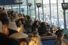 Målläktaren på Solvalla var full av Premier Club gäster i söndags. Foto; A.Lindblom/Travkompaniet