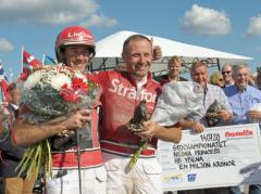 Johan Untersteiner och Peter Untersteiner i vinnarcirkeln efter succén på Axevalla med bland annat seger i Stochampionatet.                    	            	        	                   		                             Foto av CLAES KÄRRSTRAND