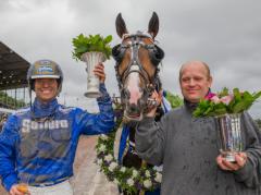 Tumble Dust med Björn Goop och Tomas Malmqvist i vinnarcirkeln efter segern i Danskt Travderby. Foto: Burt Seeger.                                                                                            Foto av Kanal 75