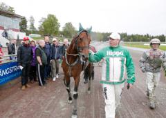 Nöjda med comebacken. Noras Bean vann efter behag och Ulf Stentrömer, kusken Stefan Söderkvist och ägargänget kunde andas ut. Foto: Urban Kihlman/ALN  Foto av Kanal 75