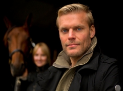 Van vid rampljuset. Johan Arneng &auml;r p&aring; v&auml;g att avsluta fotbollskarri&auml;ren och ser ist&auml;llet en framtid som travh&auml;stuppf&ouml;dare tillsammans med hustrun Emmelie. I Face'em fick paret sin f&ouml;rsta klassiska vinnare genom segern i Svenskt Trav-Oaks. Foto av LARS JAKOBSSON