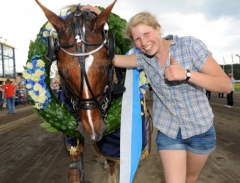 Många segrar har det blivit. Här ses Commander Crowe med sin skötare Karoliina Oinonen efter segern i Kymi Grand Prix i juni 2012. Foto av LARS JAKOBSSON