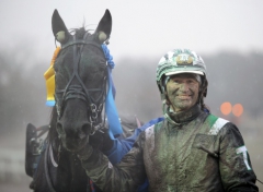 Frozen, här med Johnny Takter efter senaste V75-segern, kan vara på väg mot stjärnorna. På lördag startar den Peter Jensen-tränade hästen i V75-6 med Jeppe Juel i sulkyn. Foto: Kanal 75. Foto av Kanal 75