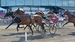 Utv&auml;ndige Panne de Moteur sl&aring;r sig f&ouml;rbi h&aring;rddragande Raja Mirchi i elitloppsf&ouml;rs&ouml;ket p&aring; Solvalla. Tiden 1.08,9 &auml;r den snabbaste som travats 2014 och tangerar Commander Crowes svenska rekord fr&aring;n J&auml;gersro 2012. Foto av Lars Jakobsson