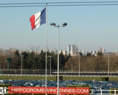 Den franska flaggan Tricoloren vajade högst på Vincennes i söndags. Foto; A.Lindblom/Travkompaniet