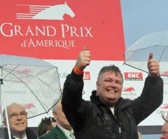 I elfte försöket fick Hultman kliva högst upp på tribunen efter Prix d´Amerique. Foto; C.Kärrstrand
