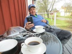 En kopp kaffe med Robert Bergh och snack om landets hetaste häst - Creatine. Foto: Mikael Wikner Foto av Kanal 75