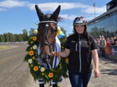 Segrarinna utan påhäng. Timbal kom till vinnarcirkeln utan sin sulky tillsammans med sin skötare Charlotte Andersson.
Foto: LARS JAKOBSSON