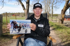 Örjan Kihström visar hur han vann Elitloppet på Solvalla med From Above 2003. Foto av Kanal 75