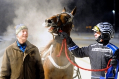 Tränaren Per-Anders Croon, Nelly Burge och kusken Per Lennartsson i vinnarcirkeln efter segern på V75 i december. Foto av ALN