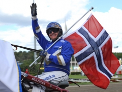 Jan Ove Olsen efter segern i Elitkampen på Solvalla 2011 tillsammans med Feseth Lynet. Foto av LARS JAKOBSSON