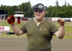 Greger Hägglund satte armarna i vädret efter Nikita Brolines seger i V75-2. Amatörtränaren rankar triumfen som den näststörsta i karriären. Foto av Kanal 75