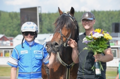 Lottmar och Erik Adielsson kan slå till på V75 när "husse" Björn Karlsson gifter på lördag. Bilden är från en seger trion tog sommaren 2013. Foto av JEANNIE KARLSSON