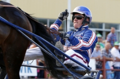 Thomas Uhrberg höjer höger näven i skyn när han kan konstatera att segern är i hamn i Sommartravets final tillsammans med Staro Italy. Foto av Kanal 75