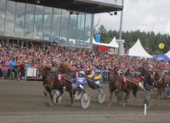 Jorma Kontio vinner med sin häst Jokivarren Kunkku i Kungstravet. Foto: Ilkka Nisula  Foto av Kanal 75
