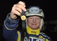 Eskilstunalärlingen Tony Wallin tog på onsdagen hem Travrondens Guldklocka. Foto: Lars Jakobsson.