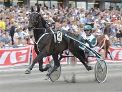 Jaded, på bilden med Örjan Kihlström i sulkyn, gick på lördagen ett svettigt träningsarbete inne på Solvalla. Nu kan Elitloppet vara aktuellt. Foto: Lars Jakobsson.
