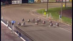 Johnny Takter faller av h&auml;sten Garcon L.L. och sl&aring;r ryggen i marken. Foto: Kanal75