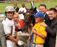 Glada Miner i vinnarcirkeln. Foto: Lars Jakobsson