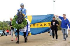 Jan-Olov Persson segerdefilerar ridandes(!) på Järvsöfaks. Foto: Lars Jakobsson