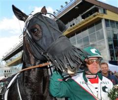 Orecchietti och &Ouml;rjan Kihlstr&ouml;m efter den fina segern i Fyra&aring;ringseliten - v&auml;rd en halv miljon kronor. Foto: Lars Jakobsson.