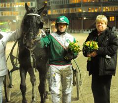 Andelsägare Christina Johansson tillsammans med årets första segrare, Panne De Moteur oc Örjan Kihlström. Foto; C.Kärrstrand