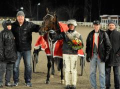 Maharajah flankerad av Örjan, Stefan och glada andelsägare. Foto: ALN