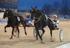 Denim Boko och Per Nordström (höger) vinner lördagens storlopp Svampen Örebro, före Donna di Quattro.Foto av Claes Kärrstrand